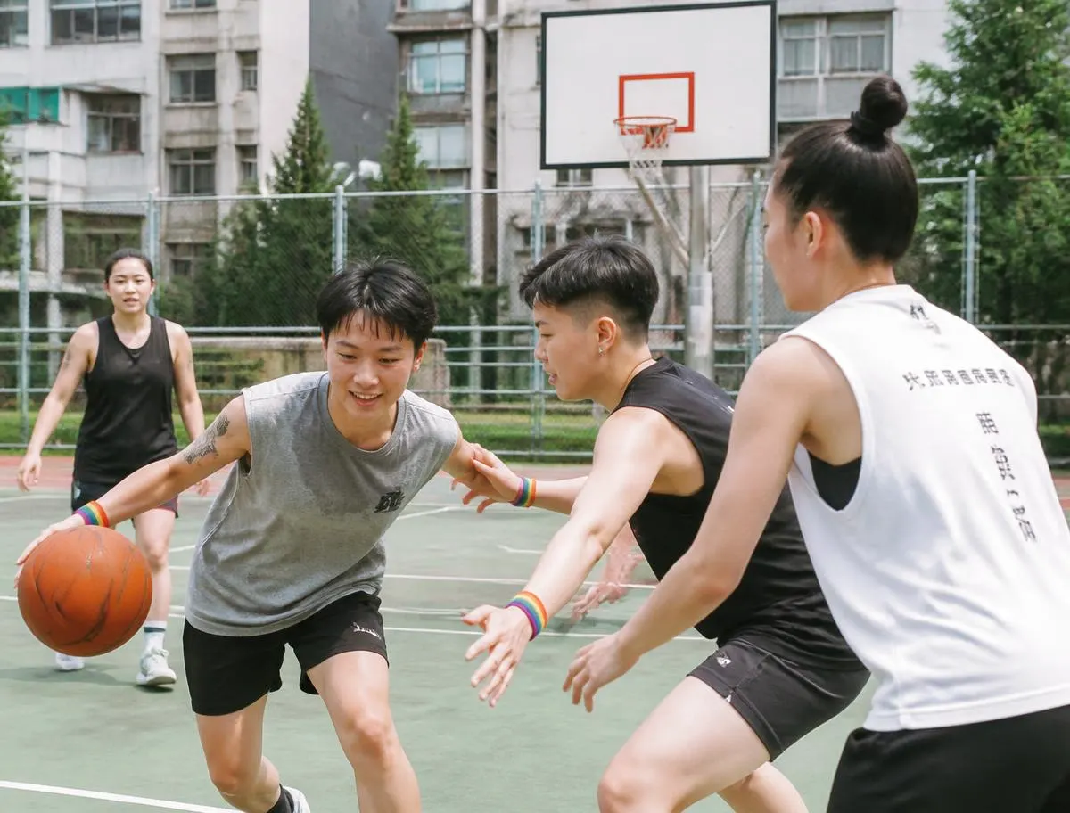 朋友们在户外球场打篮球