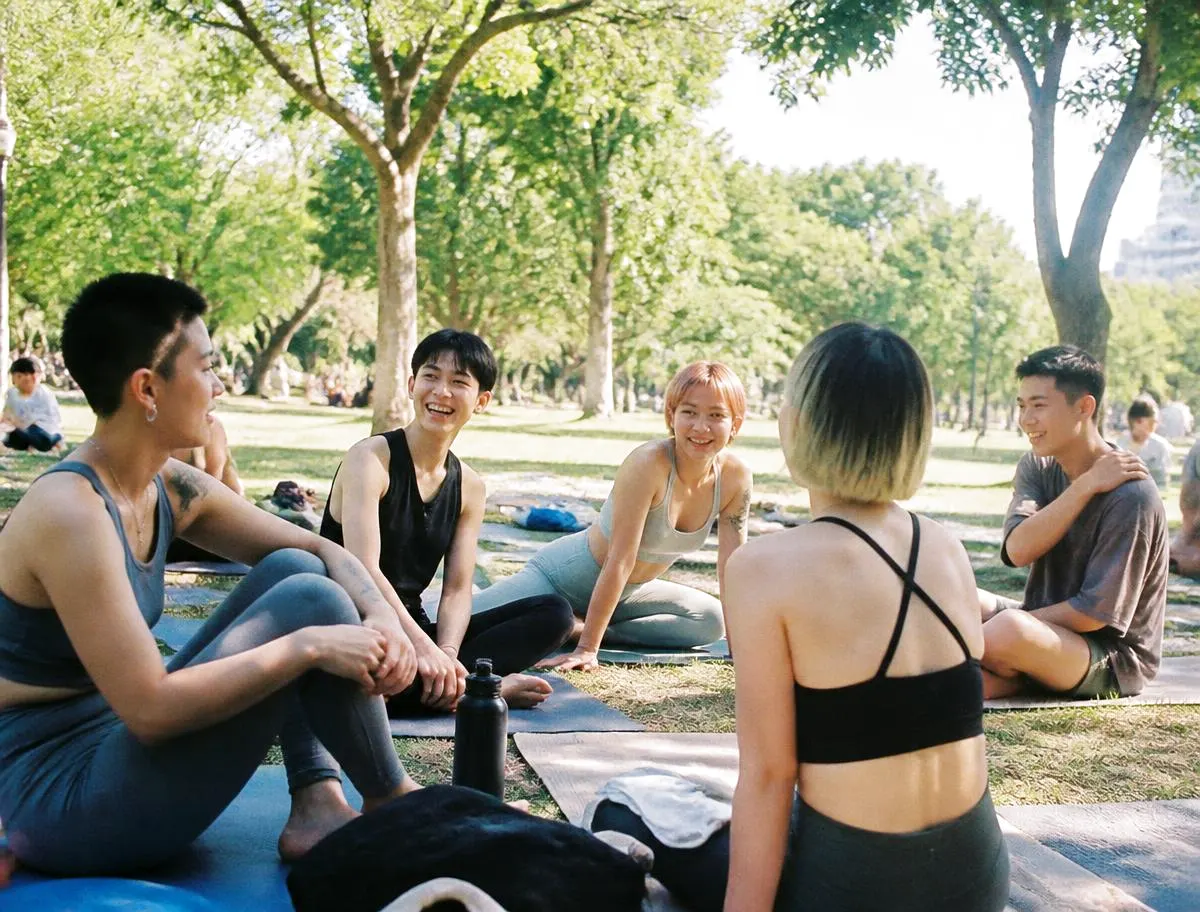 朋友们在公园一起做瑜伽